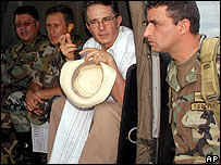 Kolombiya Devlet Başkanı Alvaro Uribe askerlerle birlikte