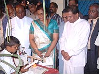 President Kumaratunga (C), Chief Minister Berty Dissananayake (L) and Minister Maithripala Sirisena watching an exhibit by a student (photo Raj Weerasinghe)
