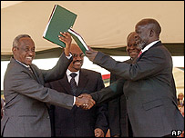 Anlaşmayı imzalayan hükümet ve isyancı örgütlerin temsilcileri