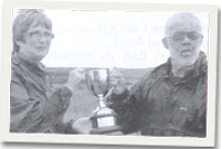 Gwennan Jones yn cyflwyno'r gwpan i Mel Goch