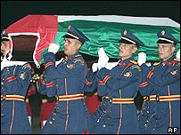 Avião francês que transportou o caixão de Arafat