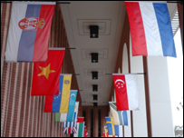 Lá cờ đỏ sao vàng được treo tại VKC, trong trường đại học USC, cùng với các lá cờ khác