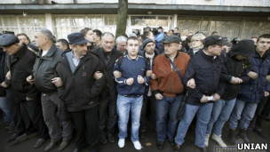 Виборці захищаються від правоохоронців біля дільниці