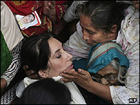 بوتو در میان هوادارنش