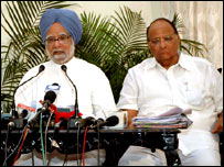 प्रधानमंत्री मनमोहन सिंह और शरद पवार