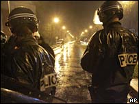 Bombeiros tentam apagar fogo colocado por manifestantes em Paris