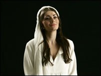 A atriz e soprano italiana Alma Manera no papel de Maria