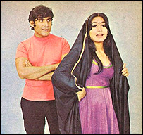 نعمت الله آغاسی به همراه سيمين غفاری هنگام اجرای ترانه "آمنه"