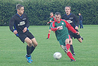 Tîm Pêl Droed Y Glannau yn ystod gêm ddiweddar