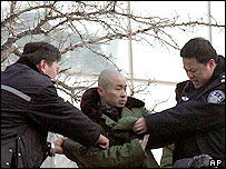 Çin'de polislerce engellenen bir protestocu