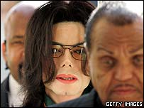 مايکل جکسون در ميان پدرش (راست) و محافظ شخصی اش