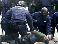 دستگيری در جريان زد و خوردهای بوداپست - 23 اکتبر 2006