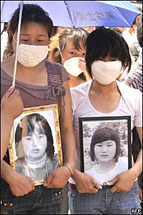 Mães fazem três minutos de silêncio na China