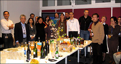 Chủ và khách bên bàn tiệc