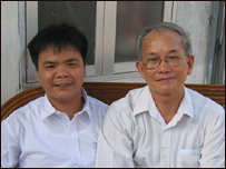 Ông Nguyễn Thanh Giang (bên phải) và nhà báo Nguyễn Vũ Bình