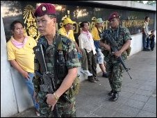 Cảnh sát Thái đi ngang qua những người biểu tình