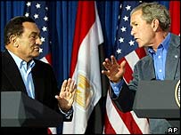 Os presides Hosni Mubarak, do Egito, e George W. Bush, dos Estados Unidos