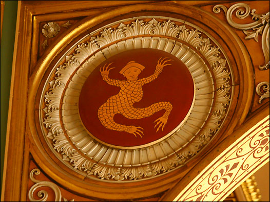 Locarno会议厅房顶绘制了24个国家的徽章，这个张牙舞爪、头戴清朝官帽的“四不像”代表中国。