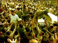 Askerler kamyonlardan yardım dağıtıyor