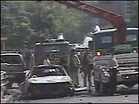 Iimagem de TV mostra carro queimado perto da embaixada dos EUA