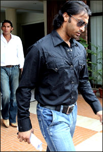 شعیب اختر اور محمد آصف (فائل فوٹو)