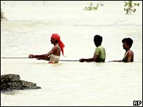 Moradores atingidos pela enchente em Barmer, Distrito do Rajastão