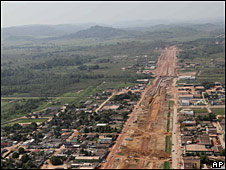 Carretera en construcción en el Amazonas