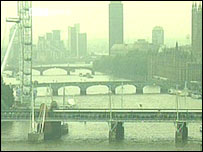 Потяг застряг на мості через Темзу