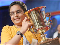 Sameer Mishra, 13, levanta troféu do Spelling Bee
