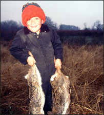 يو ماشوم چې ښکار شوي سويا يې په لاس کې دي.