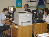 Dot yn gweithio yn swyddfa'r BBC ym Melbourne