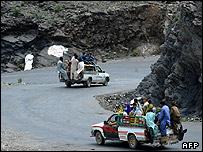 افراد قبیله باجور درحال ترک مناطق درگیری