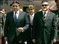 مشرف (چپ) به همراه مقامات افغان در فرودگاه کابل