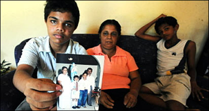 Sandhya Ekneligoda with sons (photo: file photo)