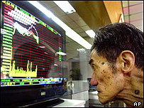 مردی به جدول بورس سهام نگاه می کند