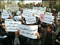 تجمع روز زن سال 2006 در پارک دانشجو - عکس: آرش عاشوری نیا