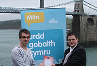 Aled Hopton (chwith) yn derbyn ei dystysgrif gan Eryl Williams o'r Urdd.