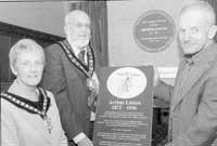 Dadorchuddio'r plac glas i goffau Linton a'i orchest wrth ennill pencampwriaeth seiclo'r byd yn Ffrainc ym 1895