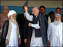 حامد کرزی در ميان مقامات افغان