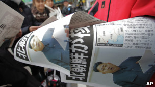 日本东京街头报纸派发朝鲜核试验号外(12/2/2013)