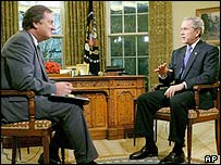 Tim Russsert zpovídá George W. Bushe v improvizované Oválné pracovně