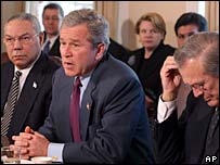 Bush, entre Colin Powell e Donald Rumsfeld