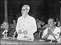 Ông Lê Duẩn, đầu tiên từ phải