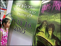 Menina olha cartaz de Harry Potter