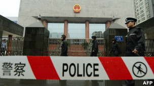 警員在重慶中級法院外站崗（24/9/2012）