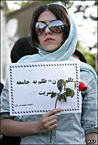 یک زن ایرانی در حال تظاهرات برای حقوق زنان