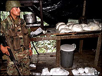 Kolombiya'da ele geçirilen kokain dolu poşetlerin başında bir asker