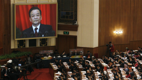 北京人民大会堂屏幕上转播温家宝发表政府工作报告（5/3/2013）