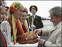 Lula prova comida típica da Ucrânia (Foto: Ricardo Stuckert)
