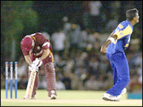 महरूफ़ ने पॉवेल का विकेट लिया